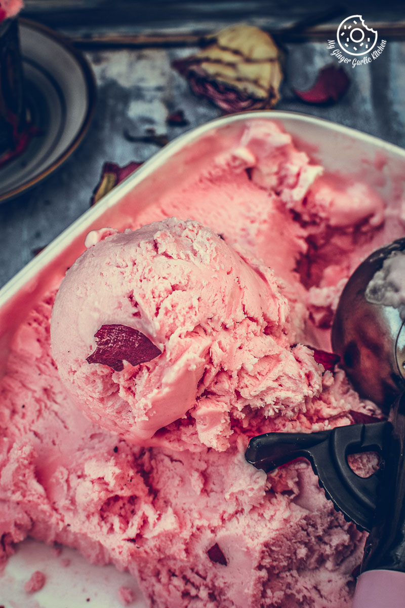 una foto cercana de helado de rosas delicadamente saborizado